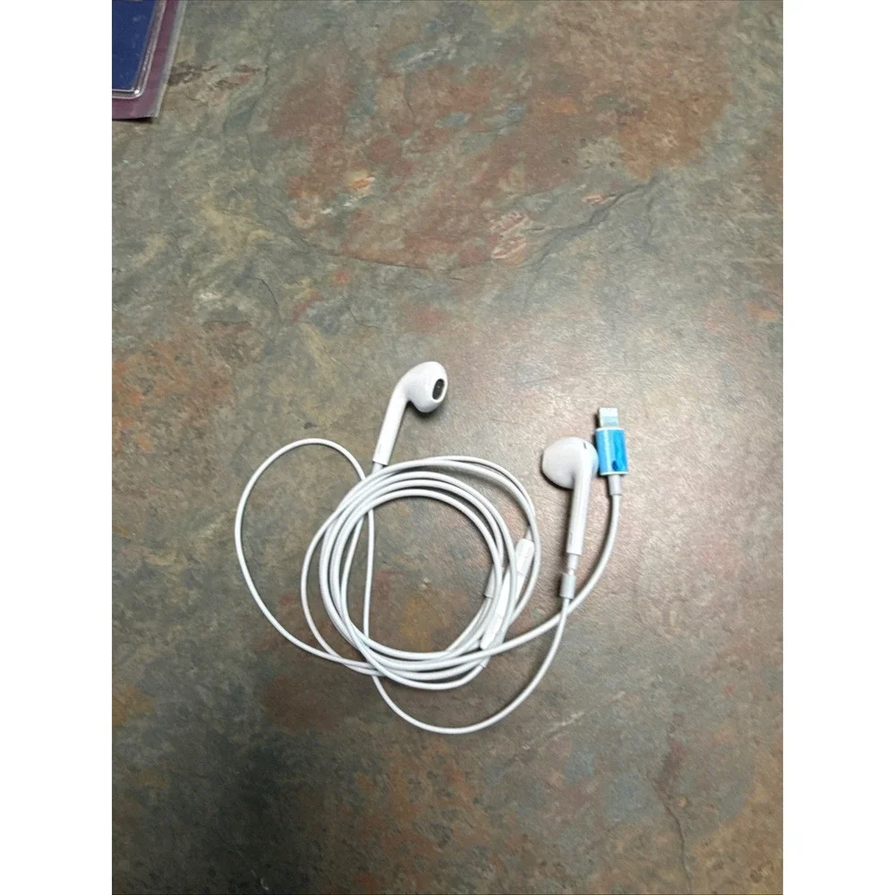 Apple EarPods with Lightning Connector White Wired Earbuds In-Line Mic MMTN2AM/A